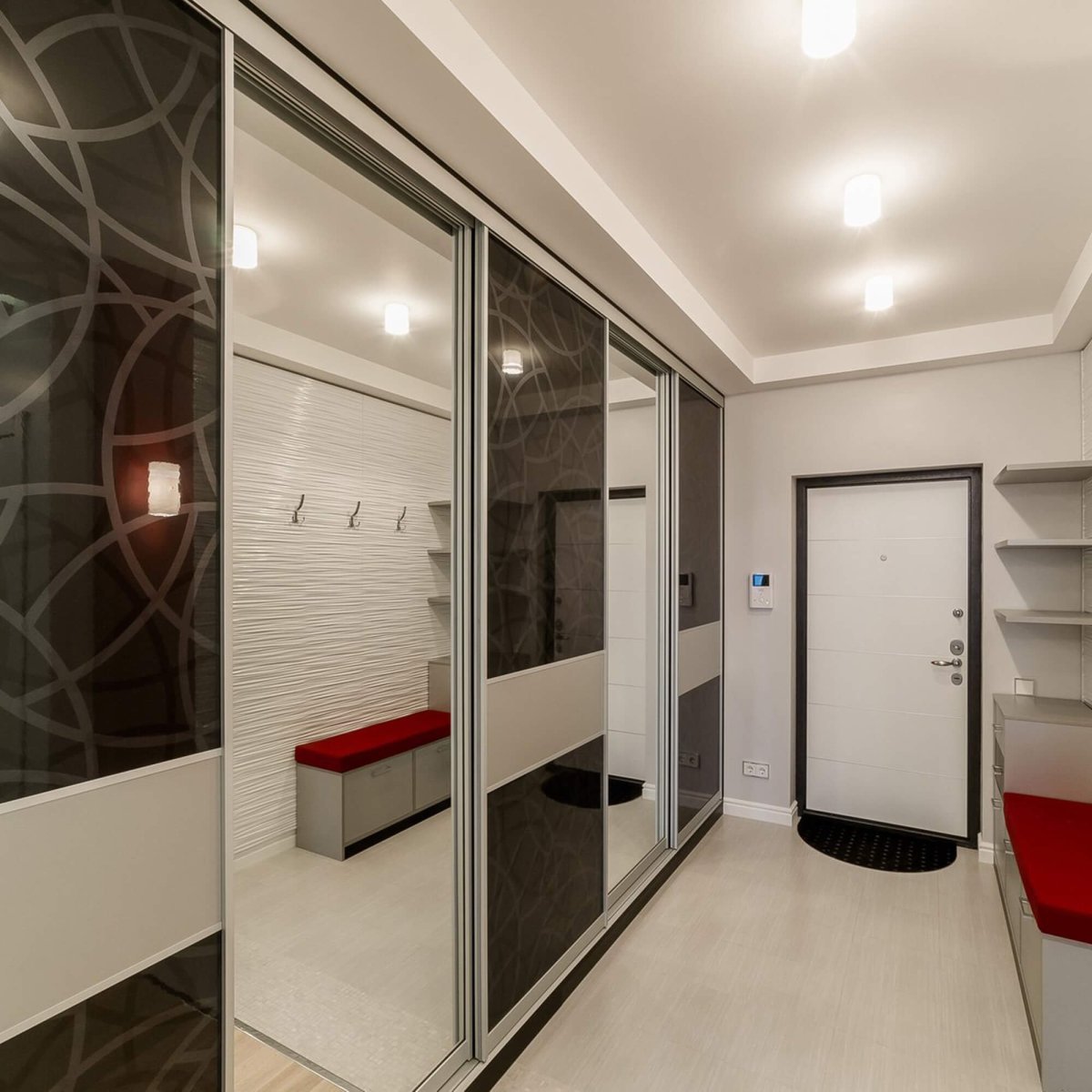 Шкаф в узкую длинную прихо