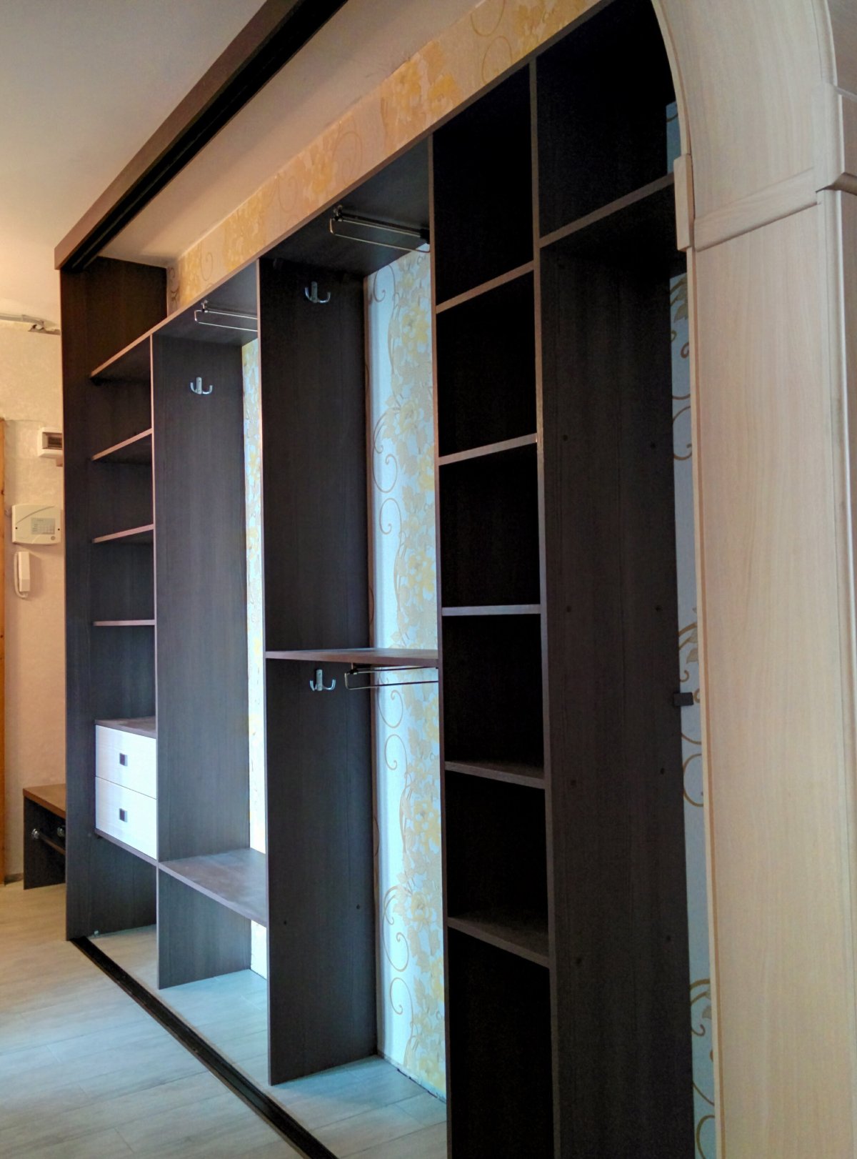 Шкаф в узкую длинную прихожую