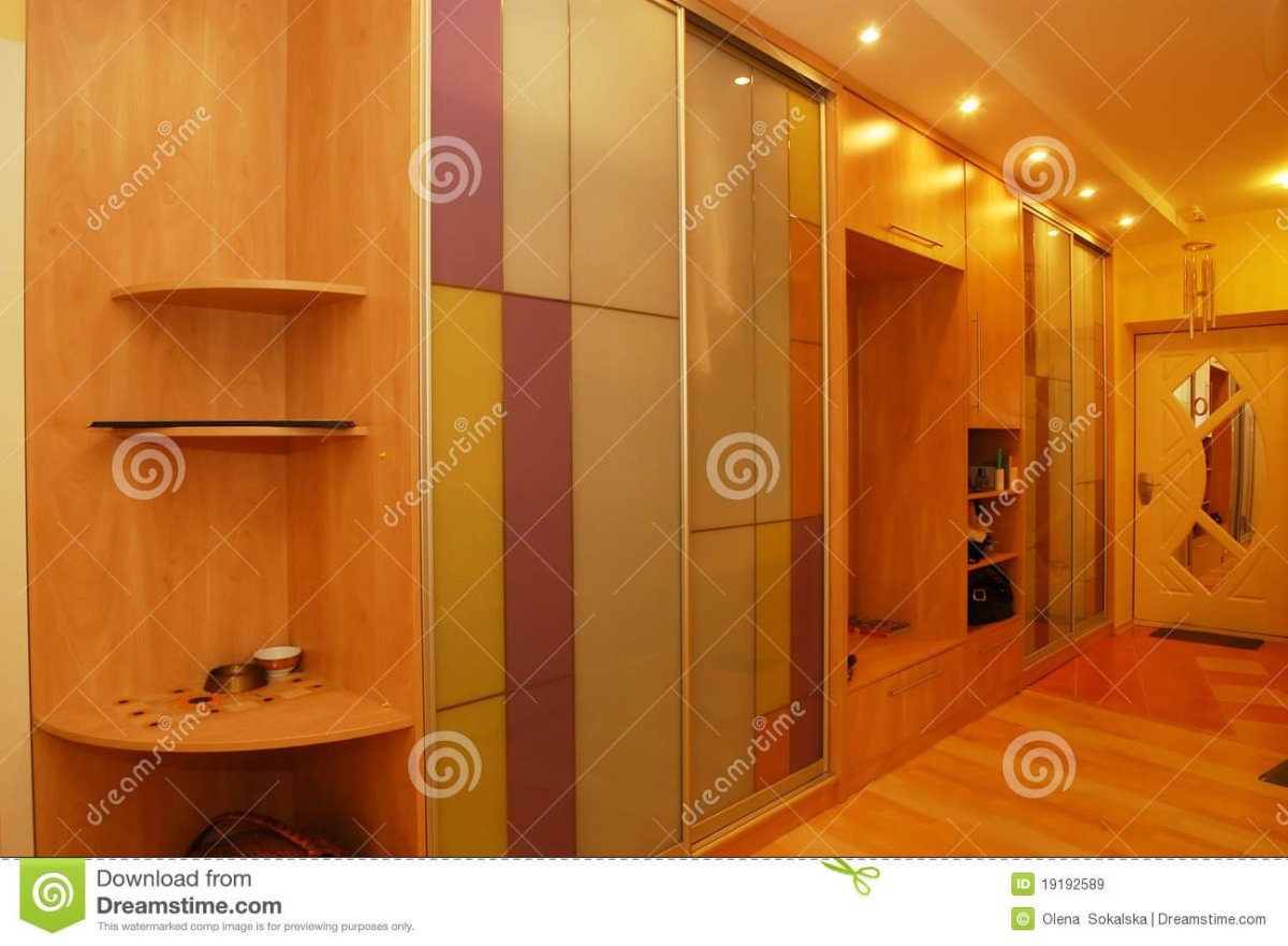 Шкафы купе в узкую длинную прихожую