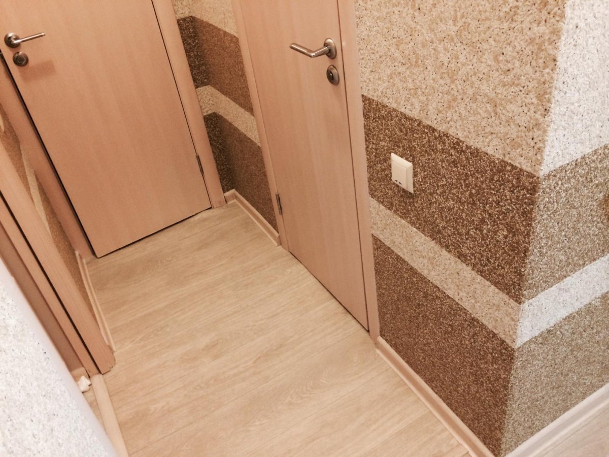 Декоративная мозаичная штукатурка в прихожей