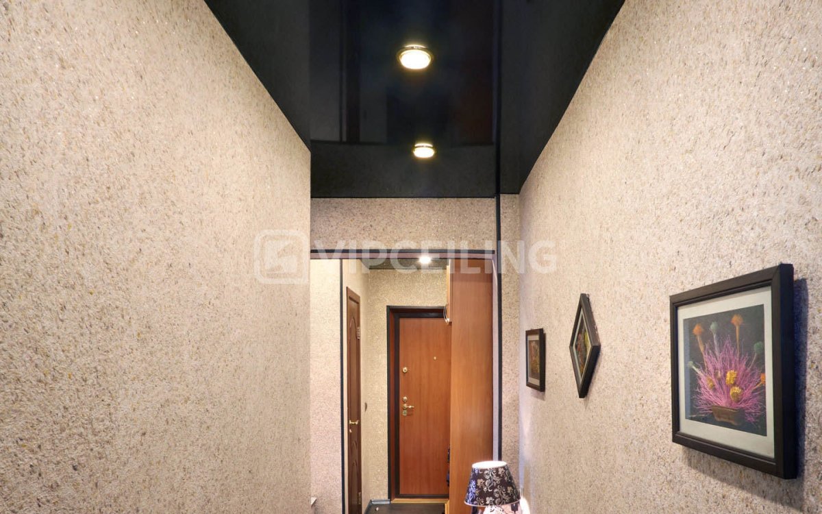 Черный потолок в коридоре