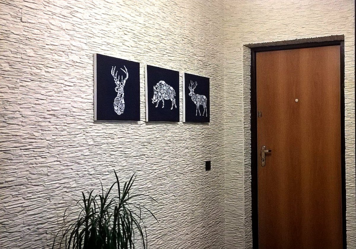 Стены в коридоре