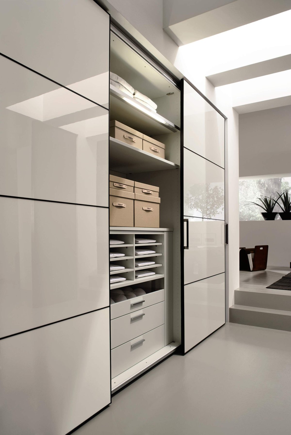 Шкаф в узкую длинную прихожую