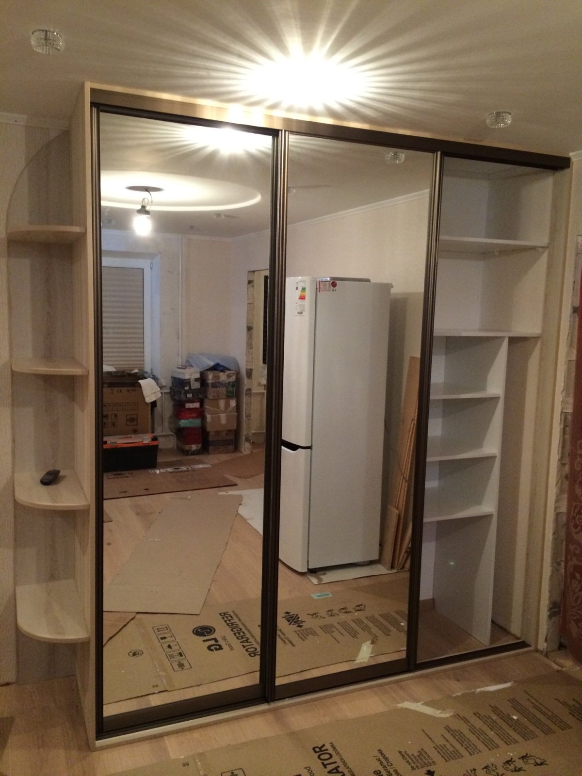 Встроенные шкафы с зеркалом в прихожую