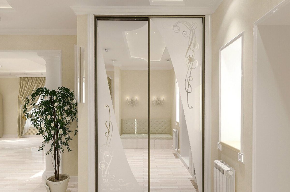 Прихожая с зеркальными дверями