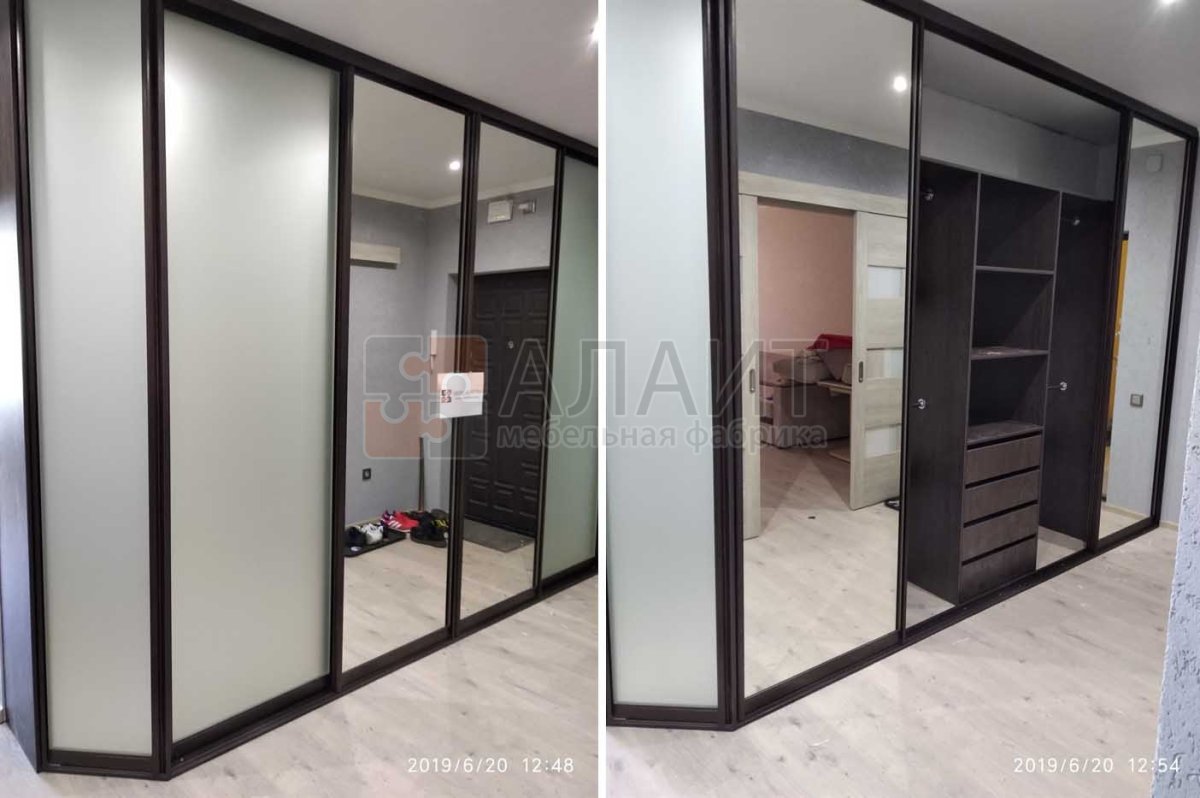 Встроенный шкаф в прихожую с зеркалом