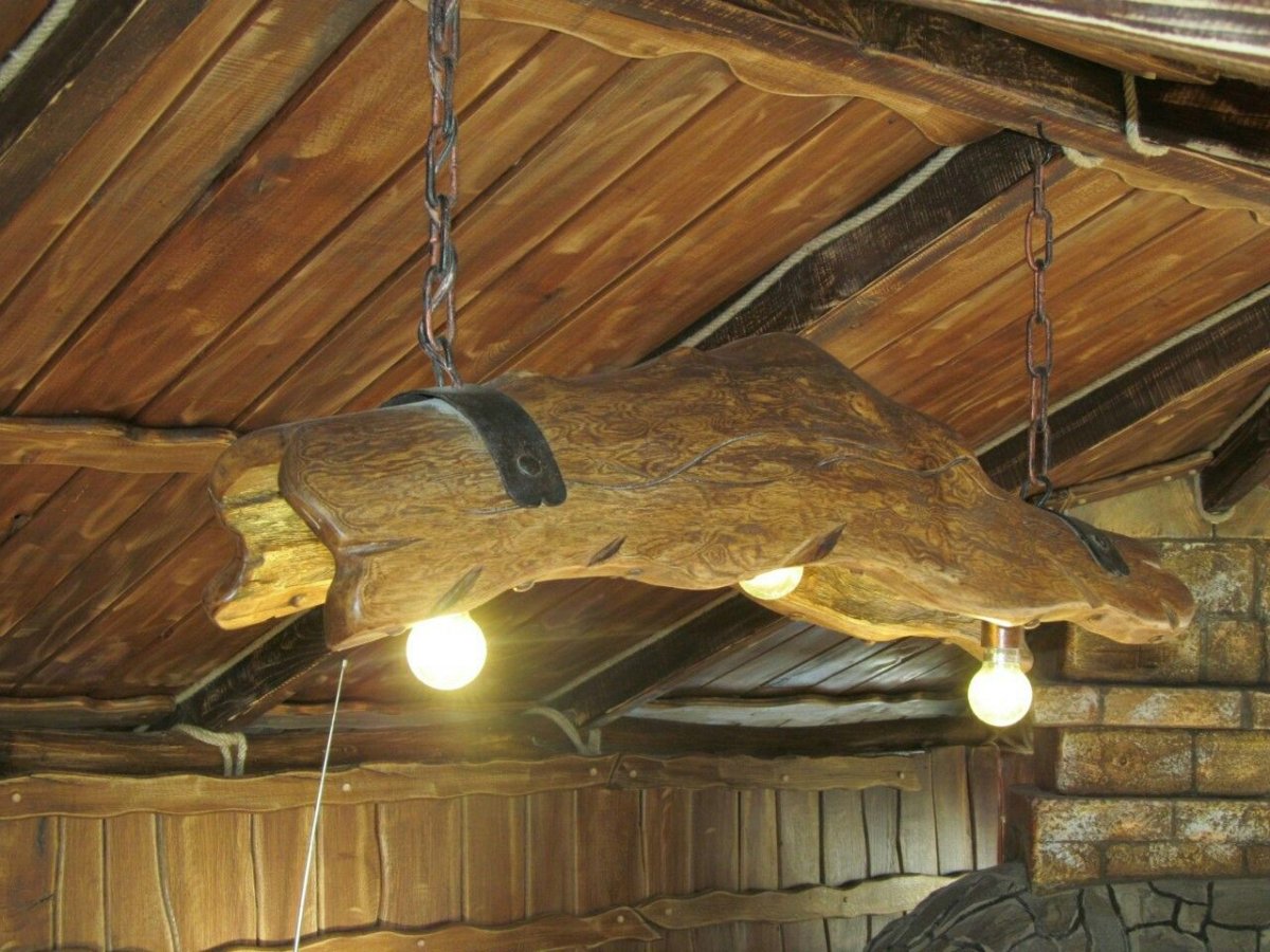 Светильник из бревна на цепях