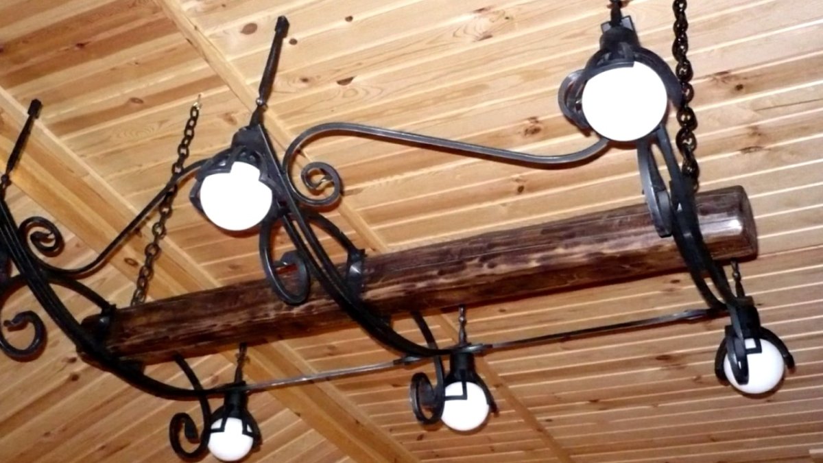 Люстра из дерева