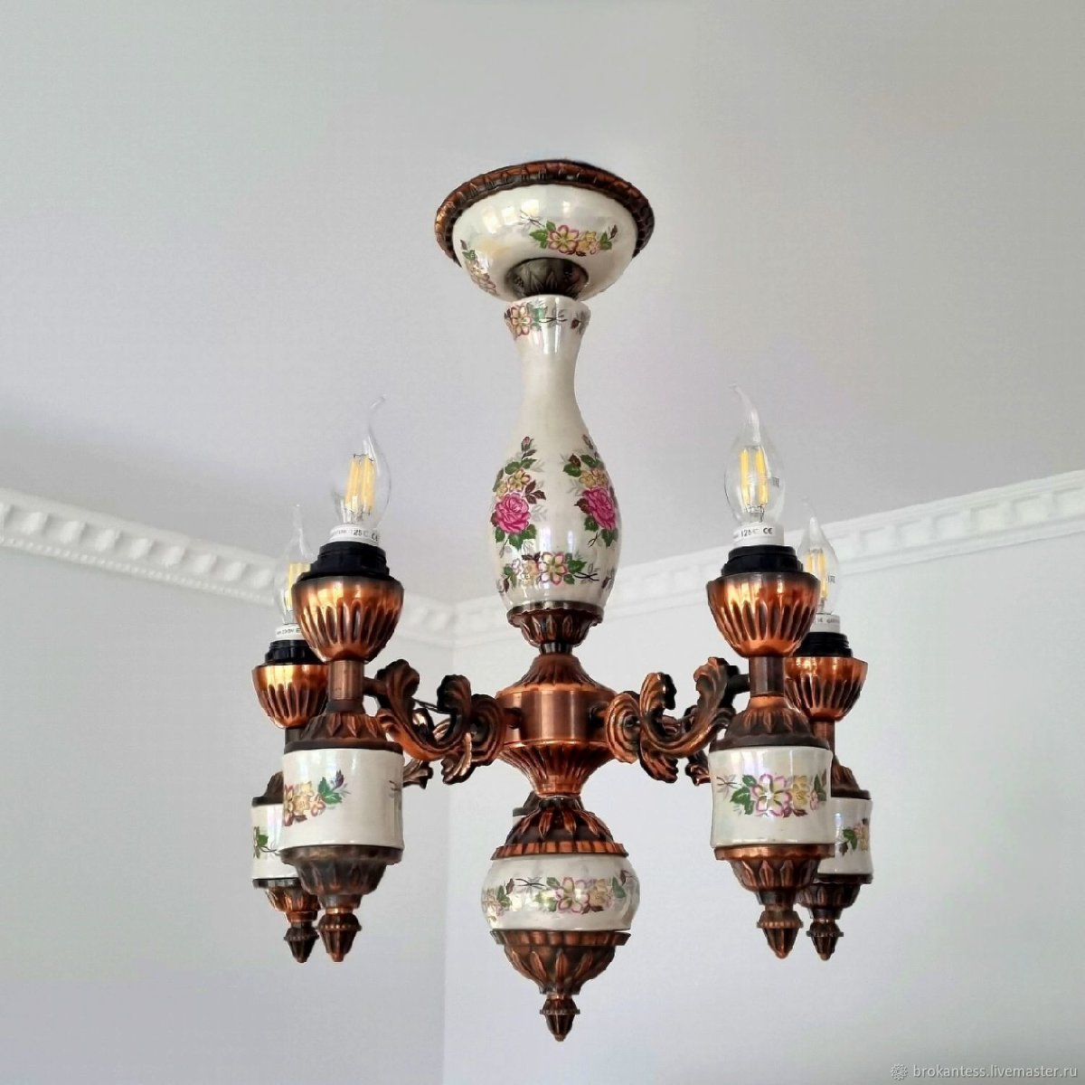 Люстра в старинном стиле