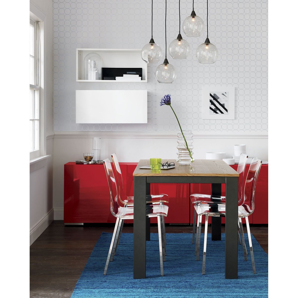 Люстра над столом на кухне