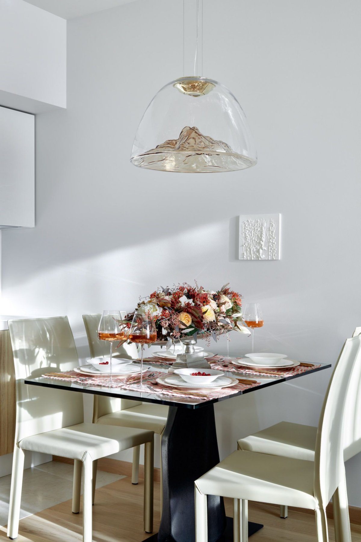 Люстра над обеденным столом