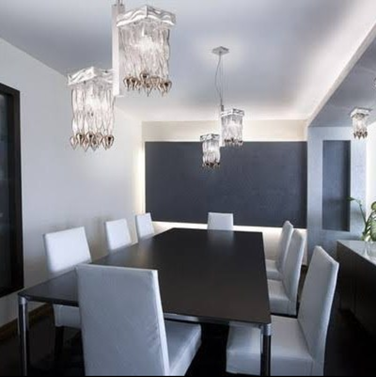 Светильник над обеденным столом