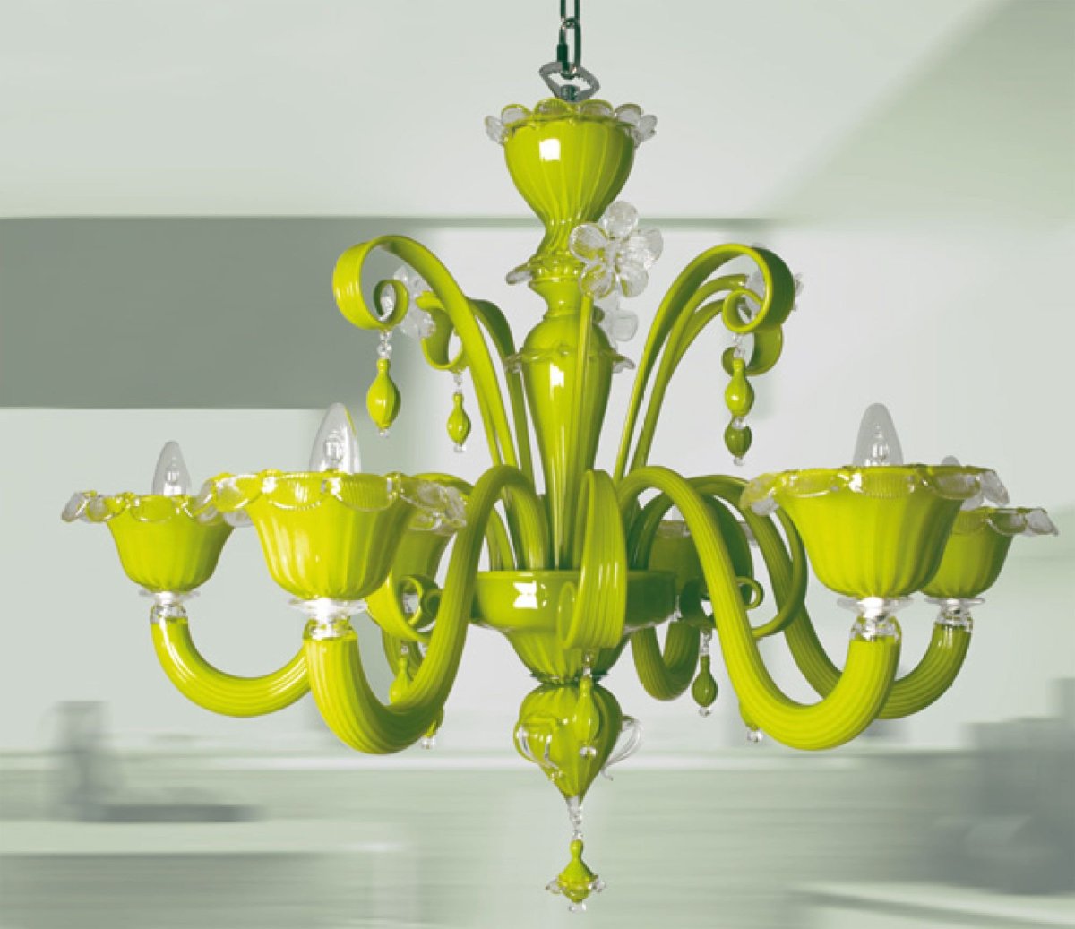 Люстра зеленого цвета