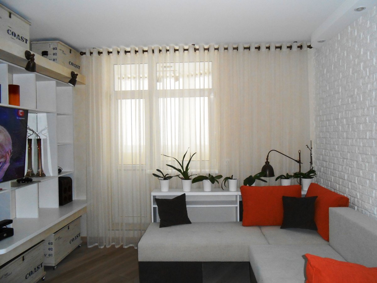 Шторы для гостиной с балконом