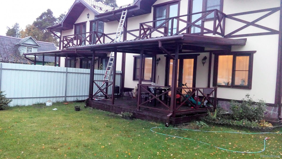 Дом с балконом и террасой