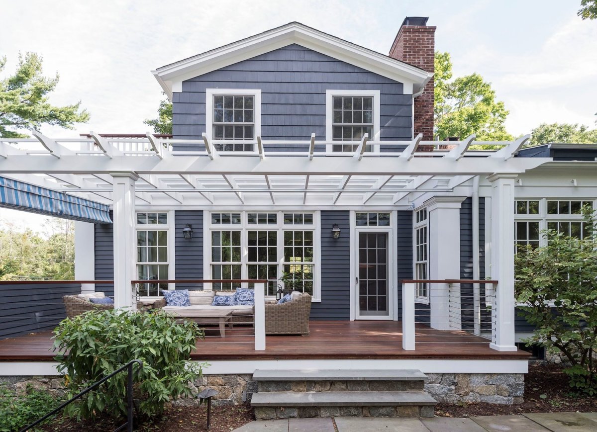 Серый дом с террасой