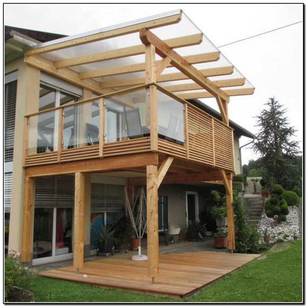 Балкон над террасой