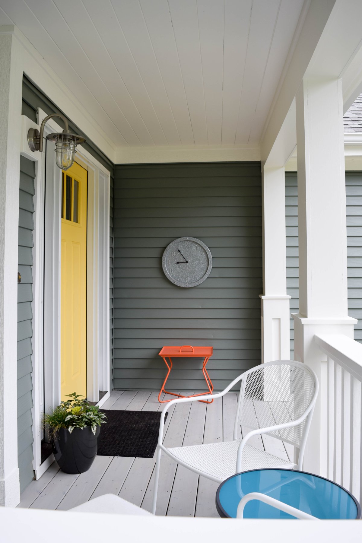 Отделка балкона белой вагонкой