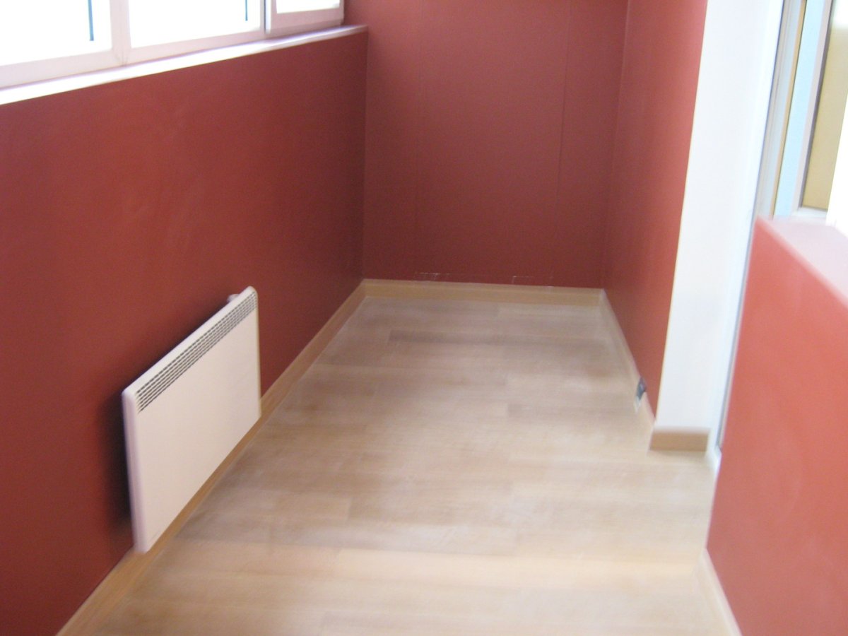 Лоджия крашеные стены