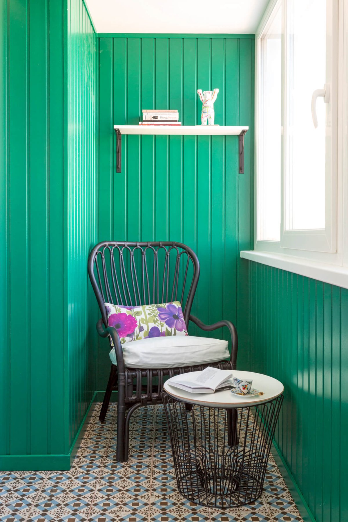 Крашеная вагонка на балконе
