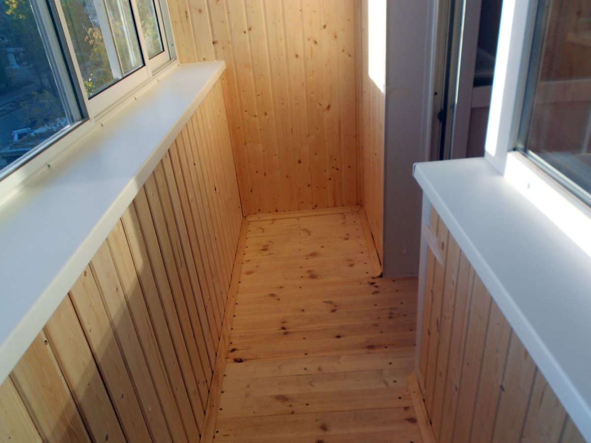 Отделка балкона вагонкой