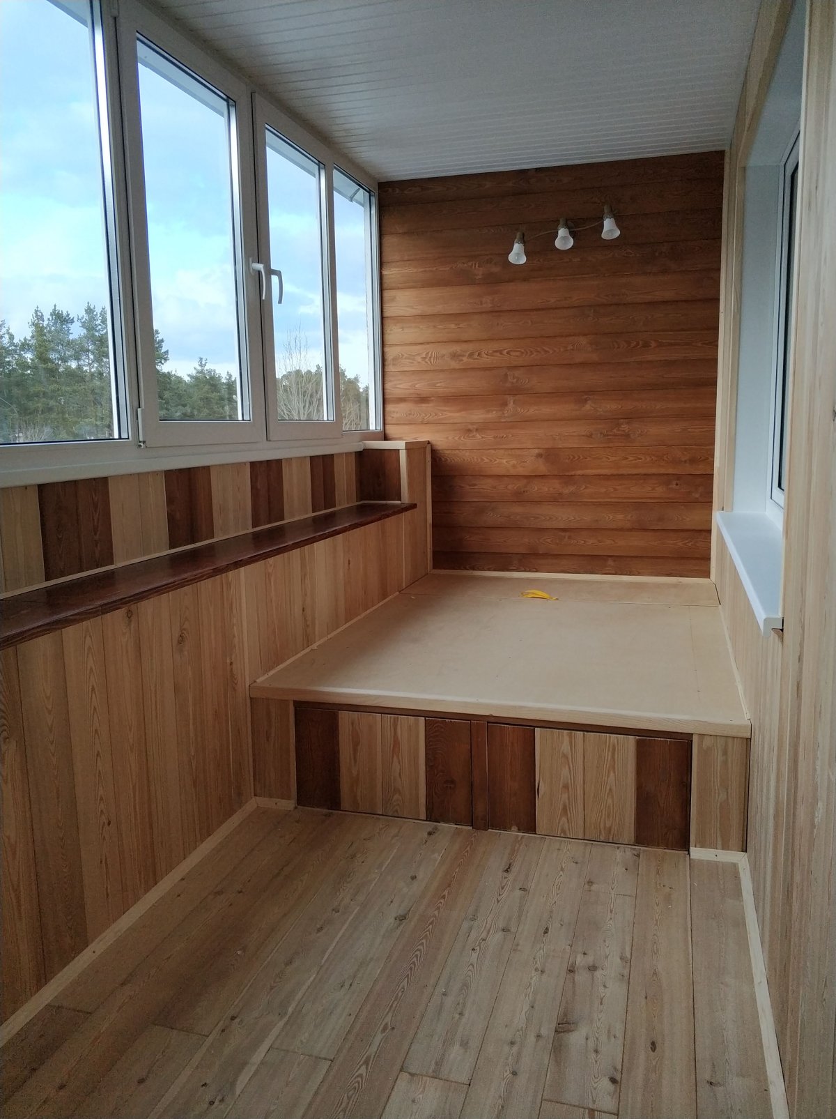 Балкон отделанный деревом