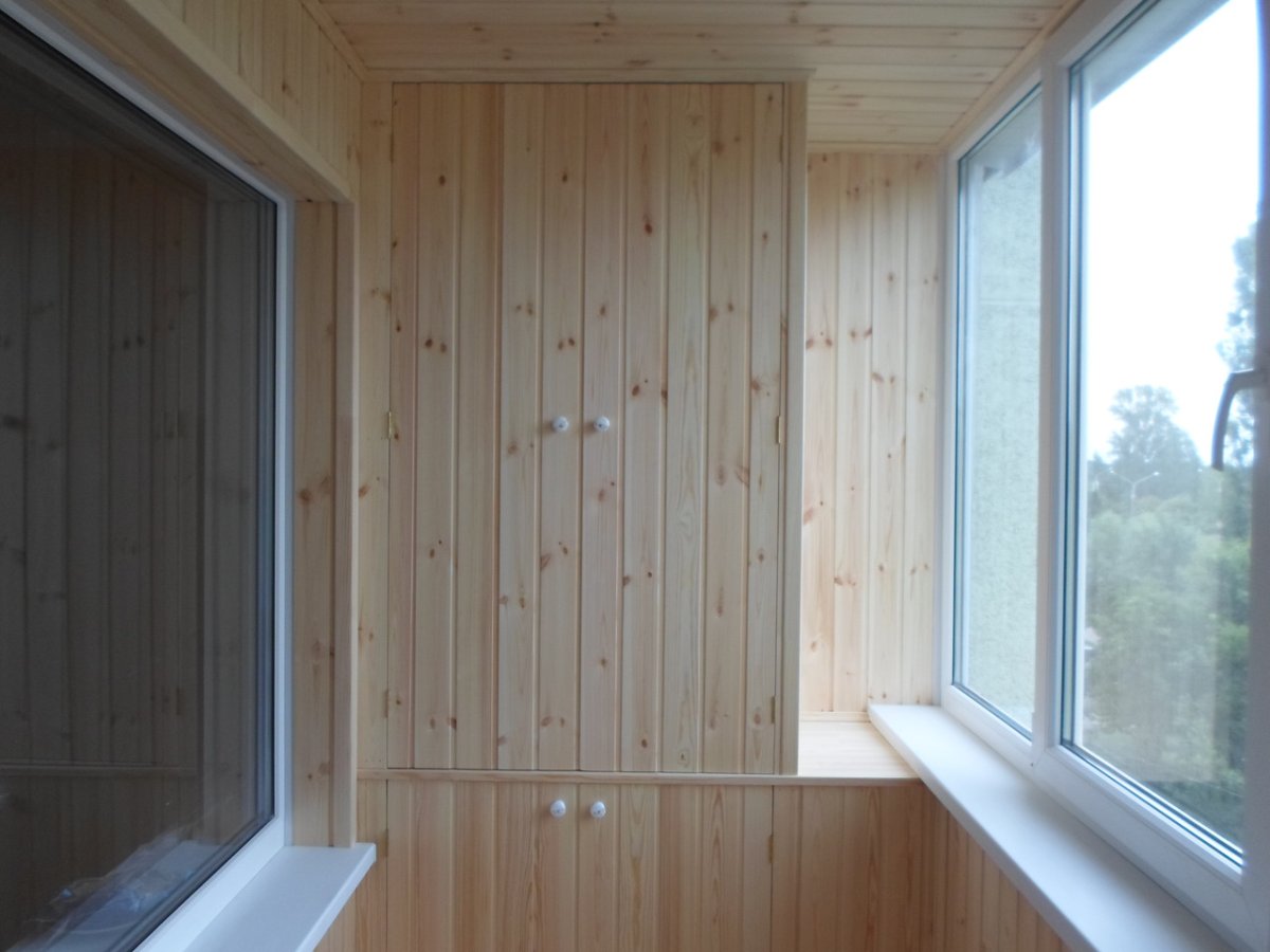 Балкон отделанный вагонкой