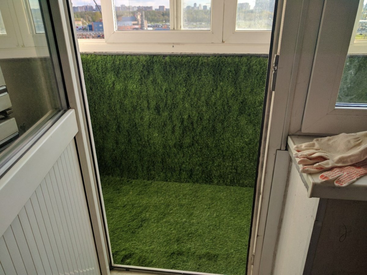 Искусственный газон на балконе