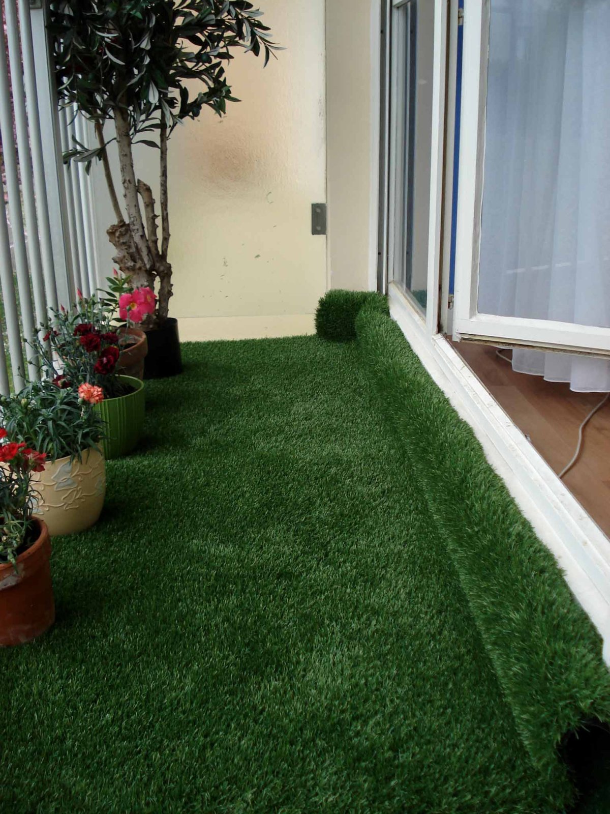 Искусственная трава на балконе