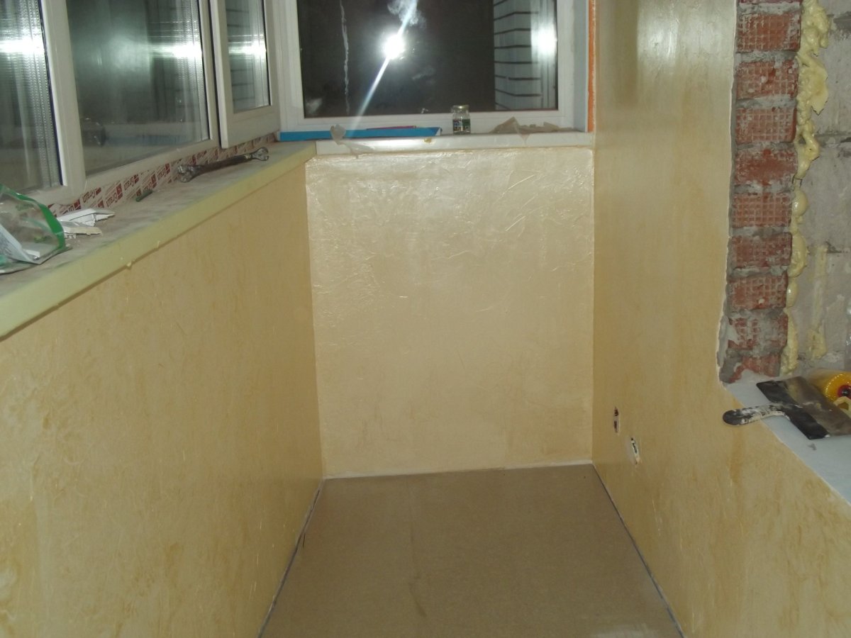 Отделка балкона штукатуркой короед