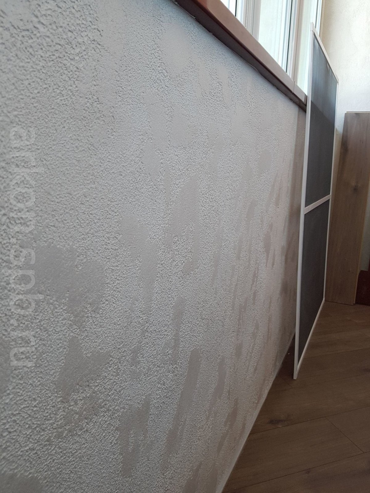 Фактурная штукатурка на балконе