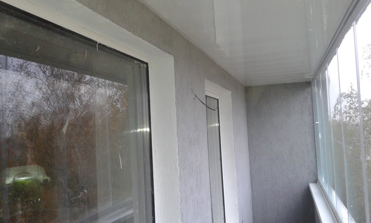 Отделка балкона декоративной штукатуркой