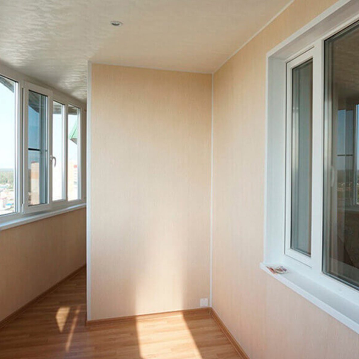 Отделка балкона короедом