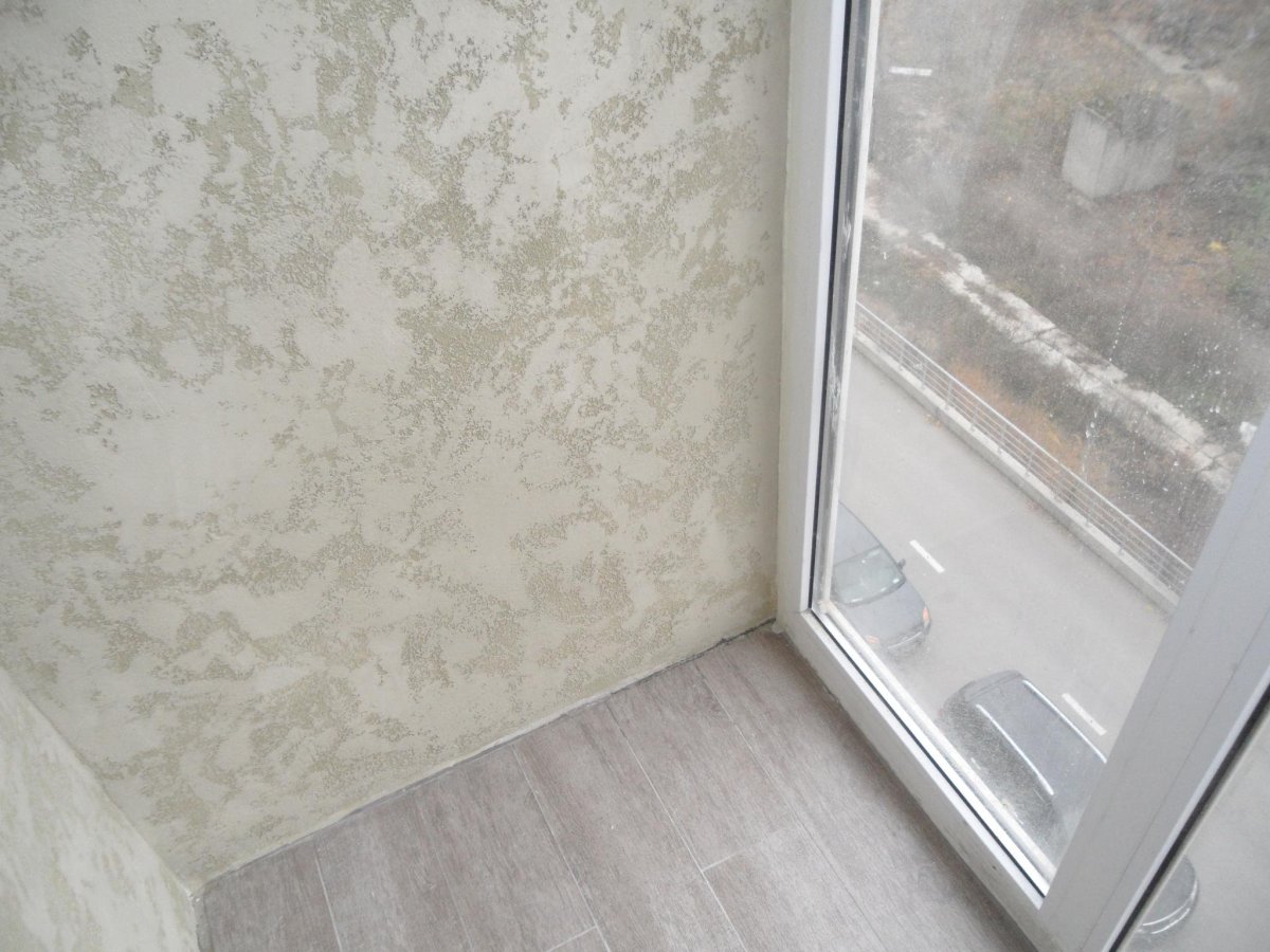 Декоративная штукатурка на балконе