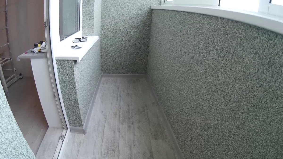 Декоративная штукатурка на балконе