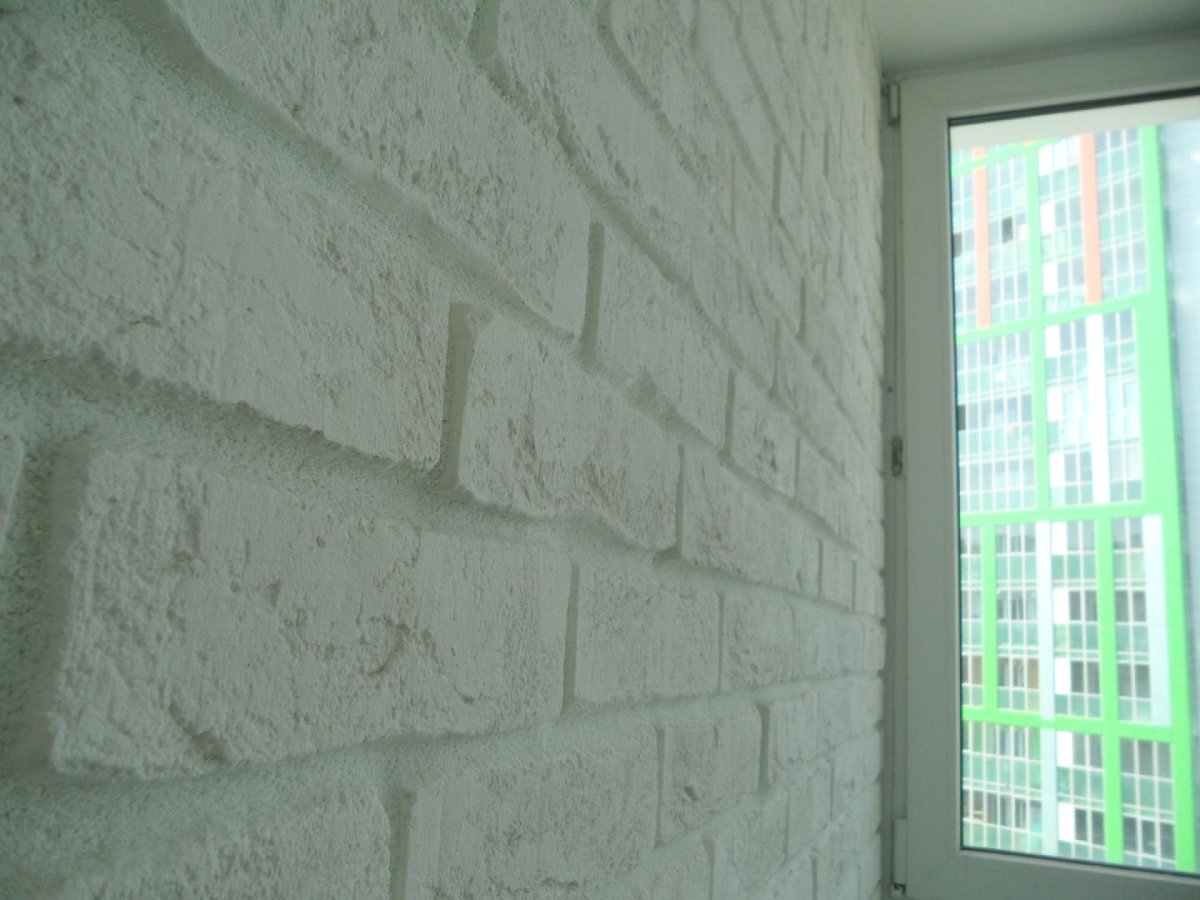 Декоративная штукатурка под кирпич на лоджии