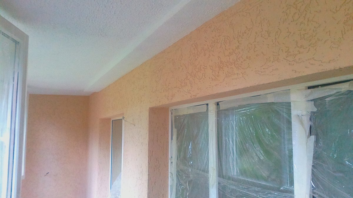 Отделка балкона декоративной штукатуркой короед