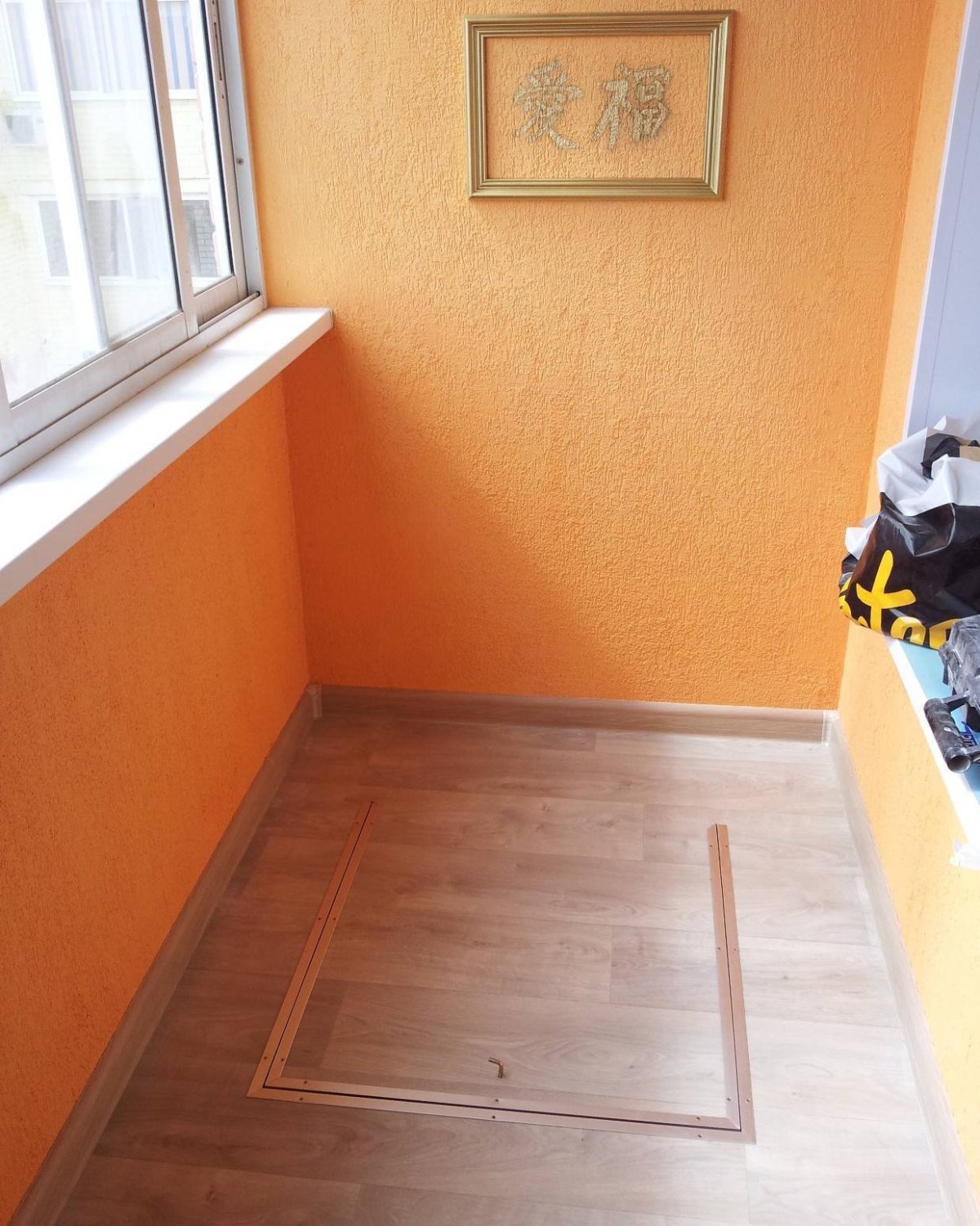 Отделка балкона короедом