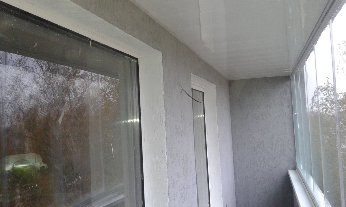 Отделка балкона декоративной штукатуркой