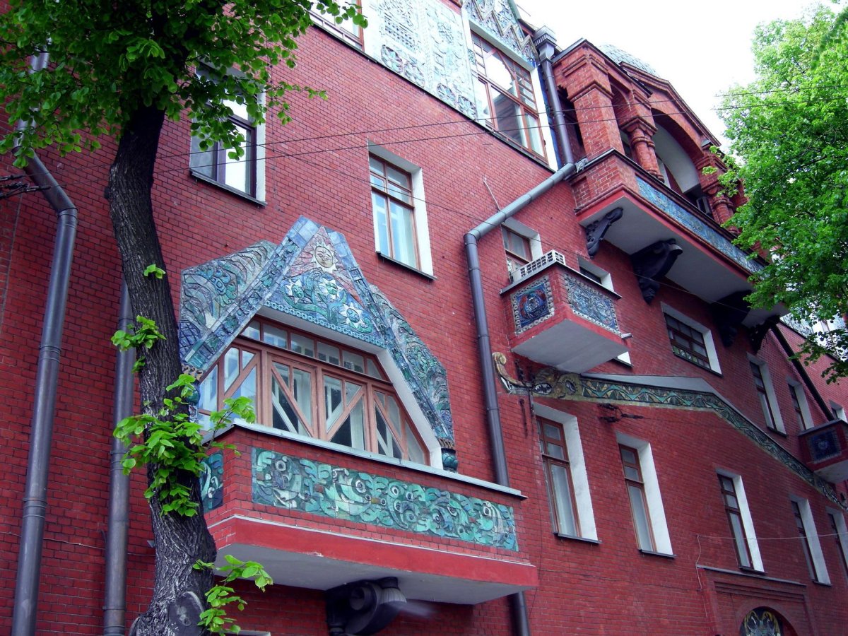 Яркие фасады домов