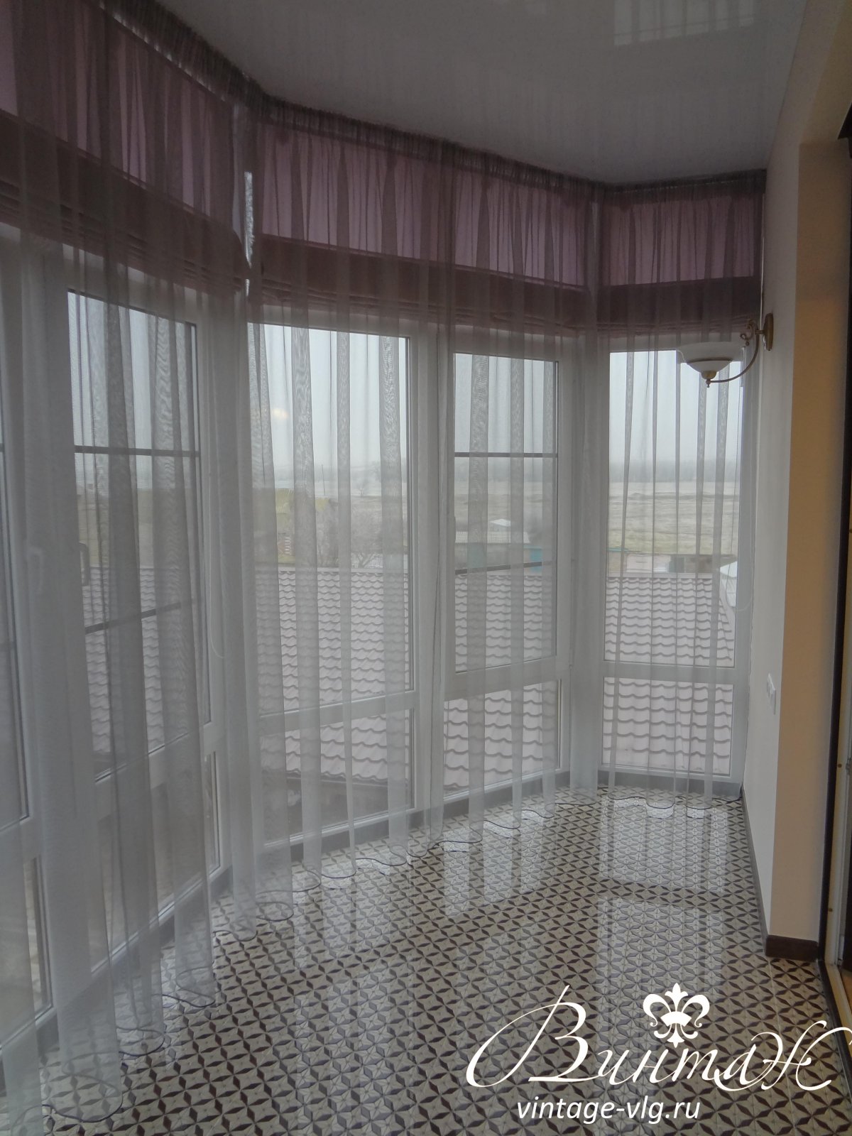 Тюль на панорамном балконе