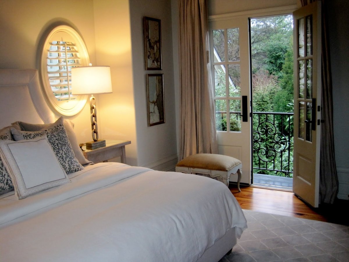 Уютная спальня с балконом