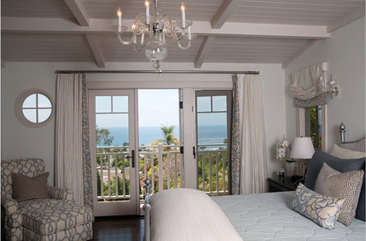 Спальня с французским окном