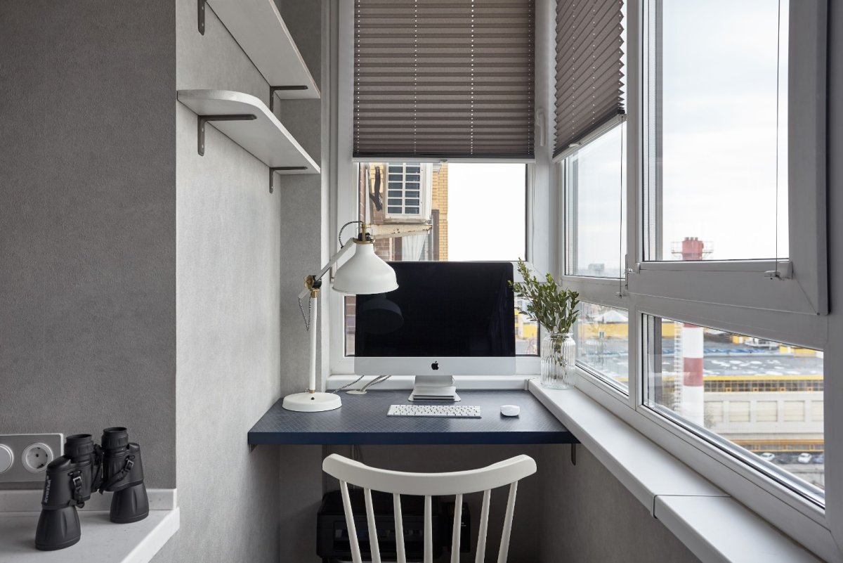 Серый балкон