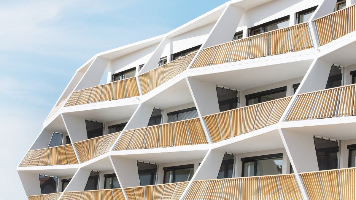 Здание с балконом