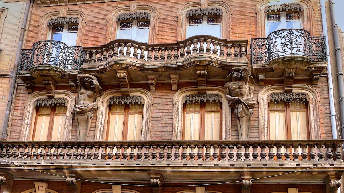 Старое здание с балконами