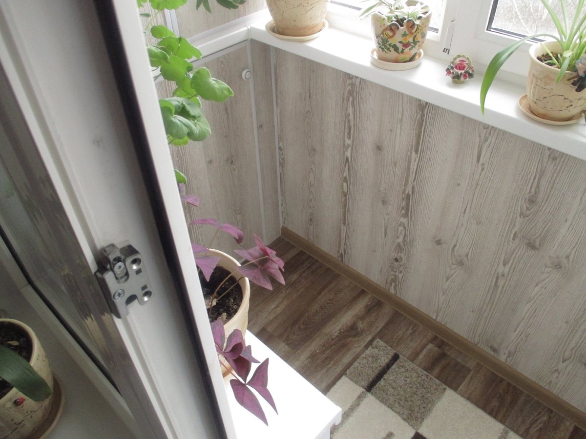 Отделка балкона ламинатом