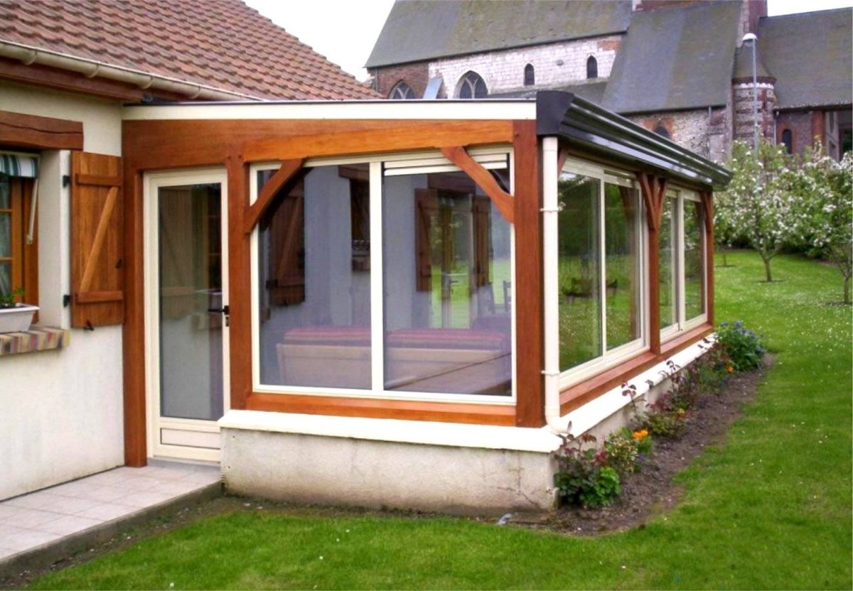 Застекленная деревянная веранда