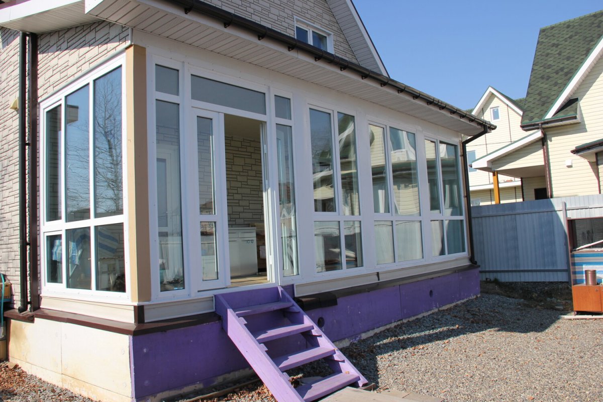 Веранда остекленная к дому