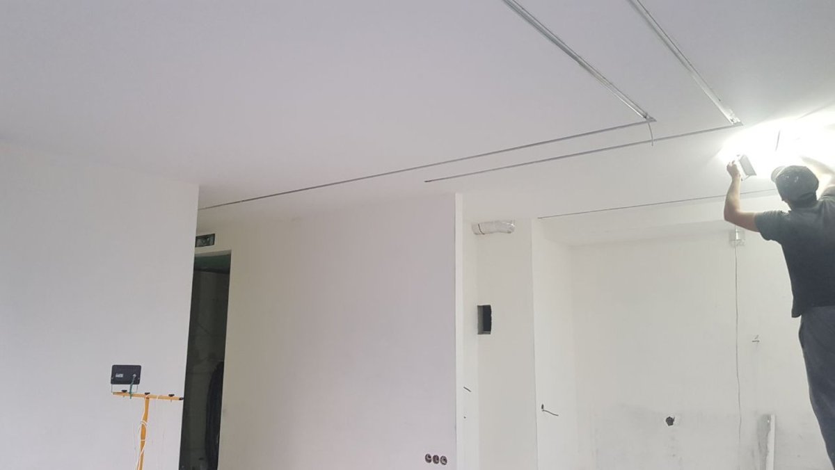 Покраска потолка